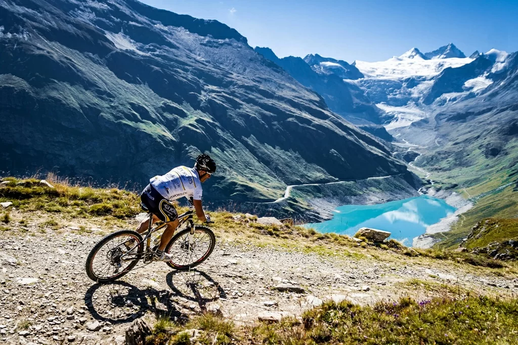 Men_Mountains_Lake_493453.jpg